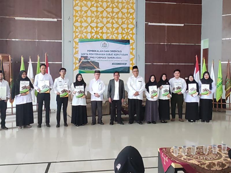 Foto bersama Peserta Pembinaan dan Pembagian Surat Keputusan (SK) bagi 10 orang Calon Pegawai Negeri Sipil (CPNS) Formasi Tahun 2021
