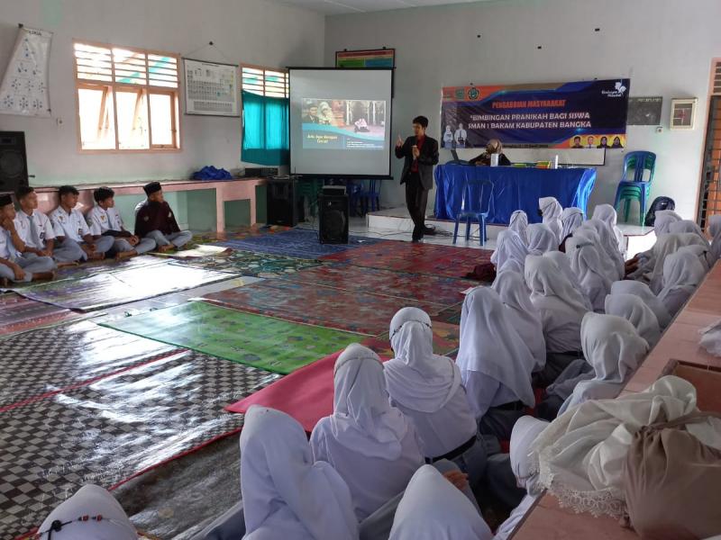 Narasumber menyampaikan Materi Future Talk Pranikah di SMAN 1 BAKAM.