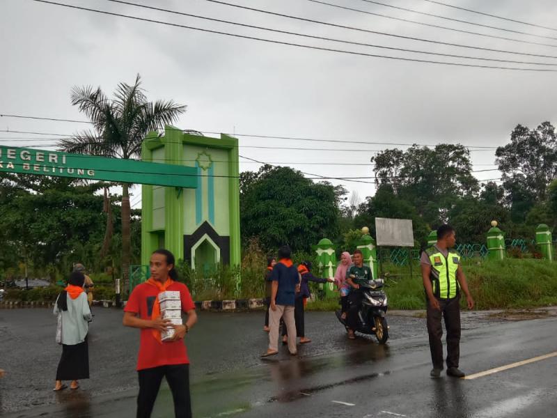 Mahasiswa dan pengendara yang lalu-lalang di depan kampus 