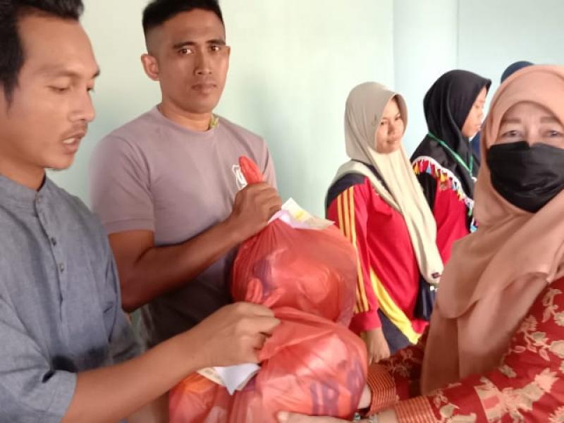 Ketua DWP IAIN SAS Bangka Belitung Dra. Hanifah Zayadi bagikan sembako