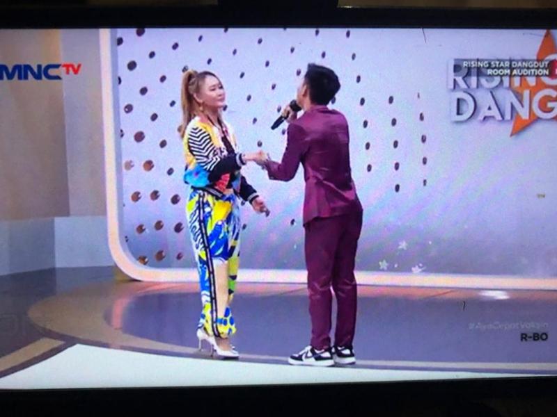 Penampilan Zain dengan Inul Daratista