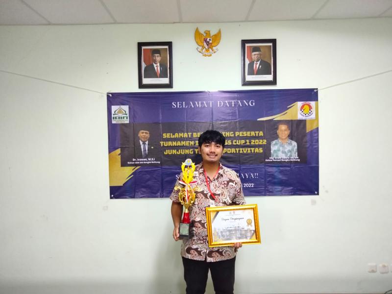 Kevin Fajariansyah dari Prodi Komunikasi Penyiaran Islam Juara Pertama