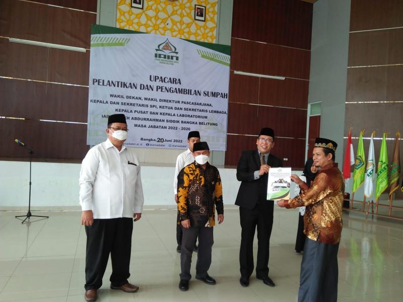 Penyerahan SK sebagai Wadir Pascasarjana kepada Dr. Tinggal Purwanto,M.S.I