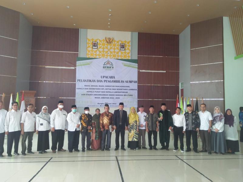 Foto Bersama seluruh tamu undangan kepada Wakil Direktur Direktur Pascasarjana  dan Kepala Laboratorium Fakultas Dakwah dan Komunikasi Islam yang baru saja dilantik