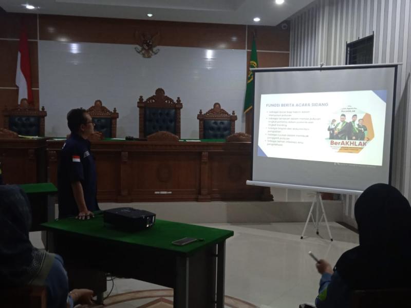 Pemaparan Materi oleh Bapak Mizzanul Fattah S.H