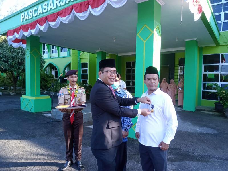 Dr. H. Janawi, M.Ag Terima Penghargaan Satyalencana Karya Satya Dari Presiden RI