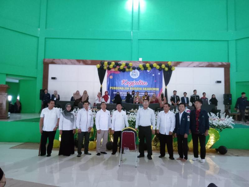  Penyematan Tanda Peserta PBAK oleh Rektor IAIN SAS Bangka Belitung Dr. Irawan, M.S.I