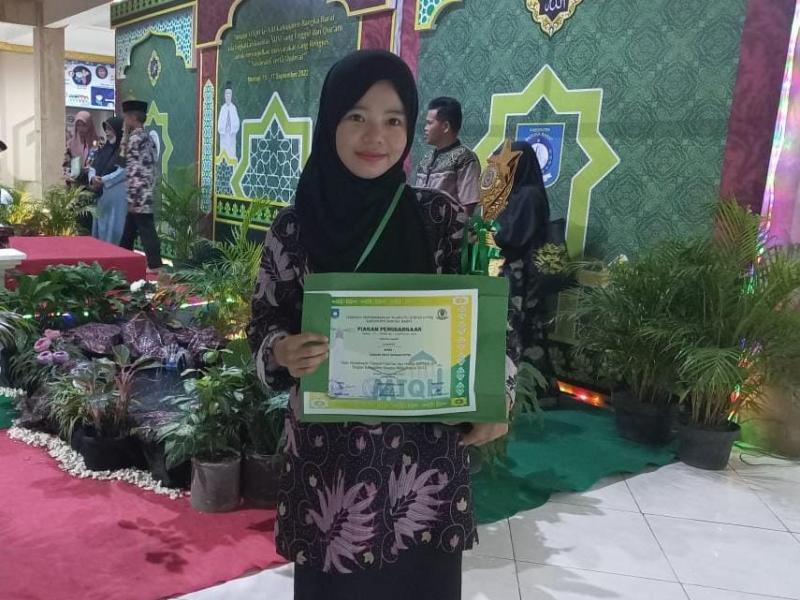 Lianti, Mahasiswi Prodi Jurnaslistik Islam, Juara 1 Kaligrafi Golongan Naskah Putri