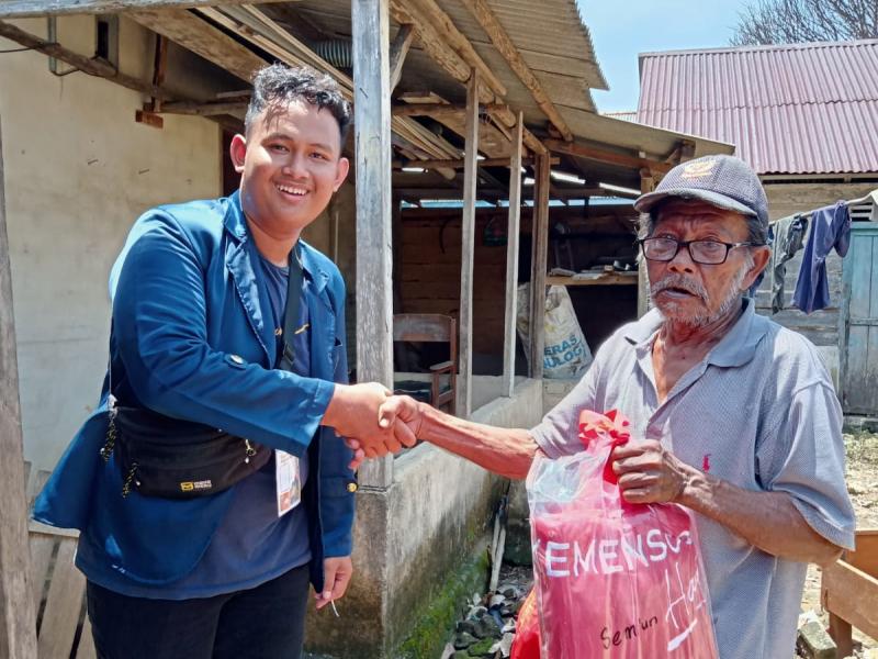 Pembagian sembako ke warga yang terdampak banjir