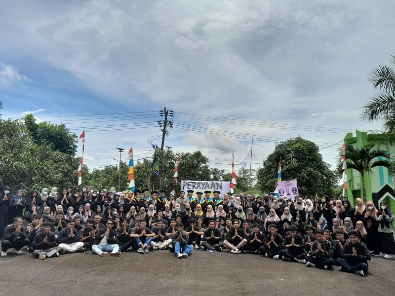 Foto Bersama 18 orang  Wisudawan/wisudawati Akuntansi Syariah tahun 2022