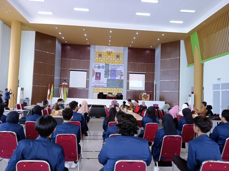 Hadirkan Professor Amerika Serikat, Prodi TBI IAIN SAS Babel Sukses Selenggarakan Workshop on Professional Development