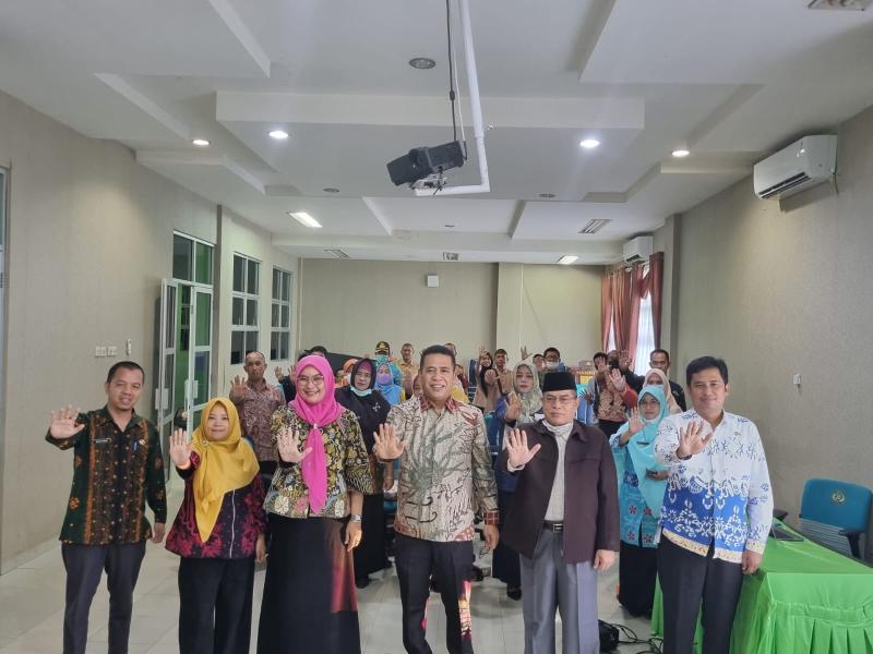 Foto Bersama dan Peserta dalam kegiatan Diseminasi yang diselenggarakan oleh DPPKBPPPA Kab. Bangka Tengah