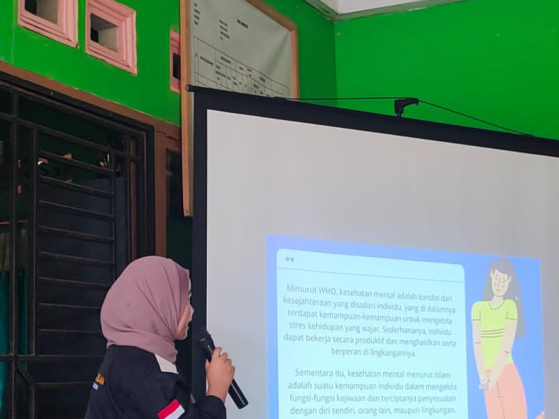 Narasumber Sosialisasi, Apri Pratama dan Riska Hariyani yang merupakan mahasiswa Prodi BKI dalam paparannya