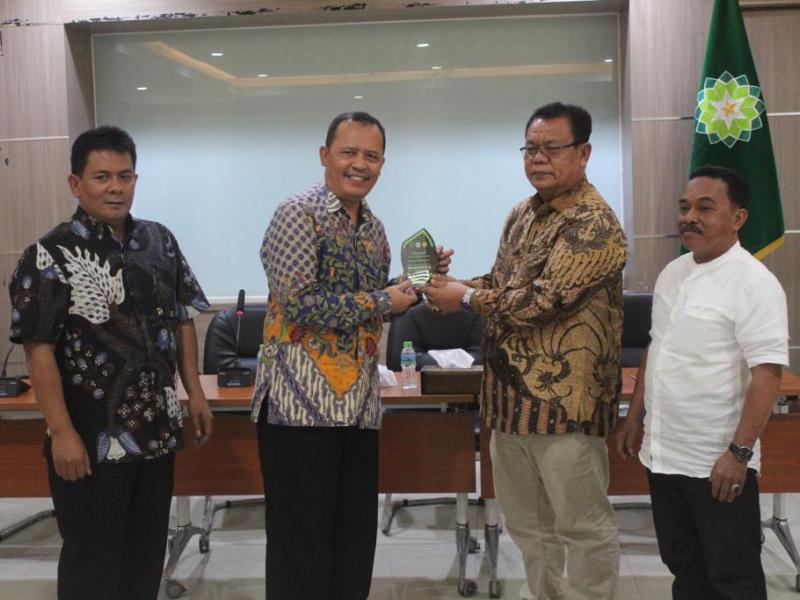 Penyerahan Cindramata Kepada Wakil Rektor III UIN  Sunan Gunung Djati