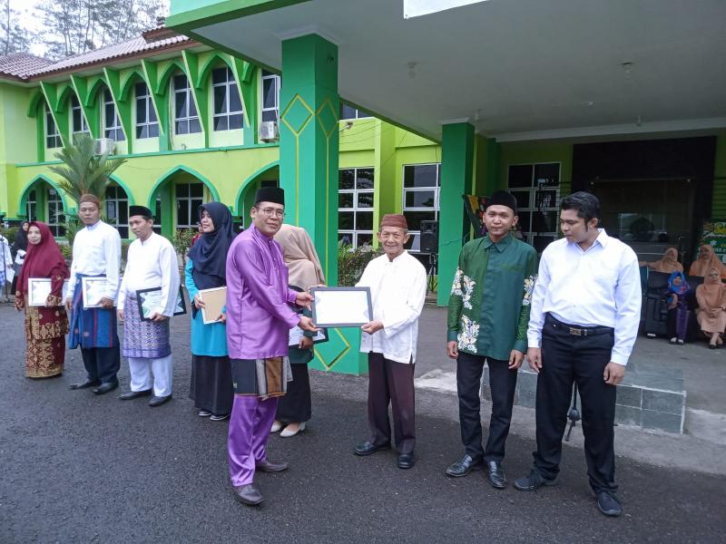  Pegawai Honorer Kategori Pelayanan Terbaik  Mawardi, S.Ag 