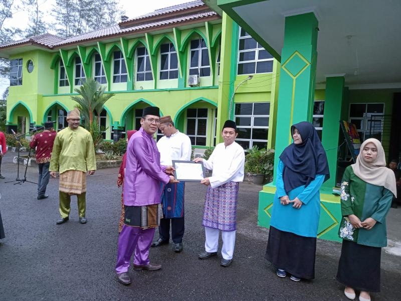  Tenaga Kependidikan Kategori Disiplin Kerja  Ahmad Suwaidi, S.Ag