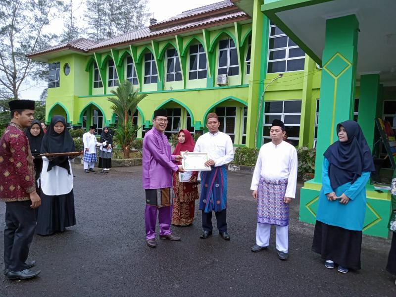  Dosen Kategori Pelayanan Terbaik  Muhamad Edy Waluyo, M.S.I 