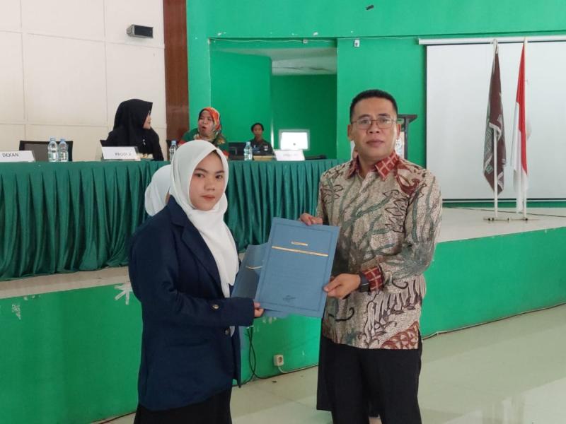 Rektor bersama Lisa, lulusan terbaik tingkat Fakultas