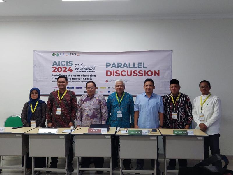 Foto bersama penulis dan moderator
