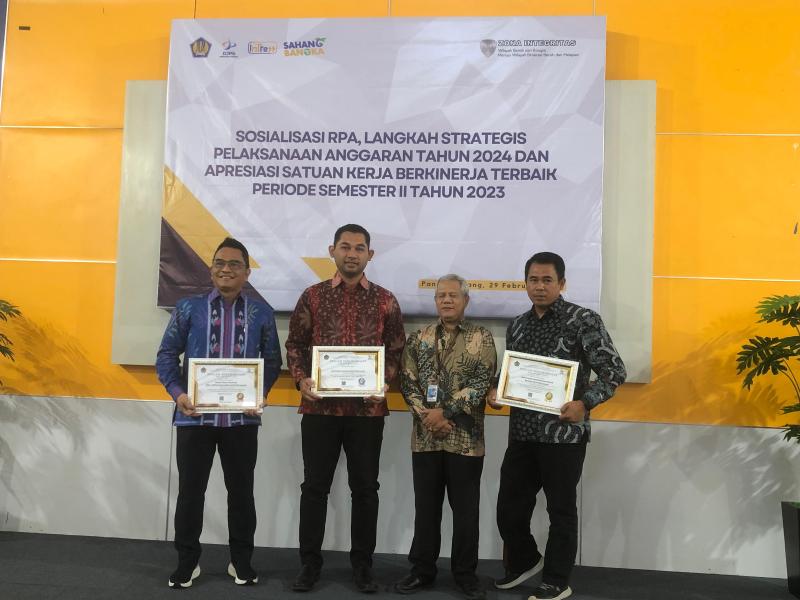 Foto Bersama Satker Terbaik dalam Optimalisasi Penggunaan CMS Tahun 2023