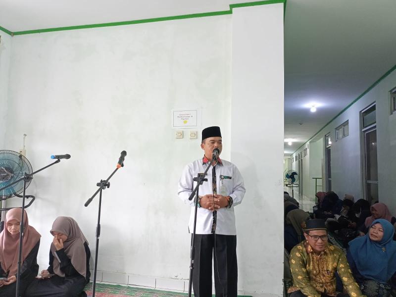 H. Winarno, M.H.I., C. Med., selaku Direktur Ma’had al-Jami’ah