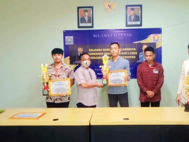 Ketua Panitia Pekan Seni dan Olahraga Nasional (PESONA) IAIN SAS Bangka Belitung Drs. H. Ika Robiantari, M.Pd.I Penyerahan Hadiah