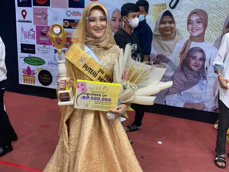 Putri Regina Noprayoga saat menerima Hadiah dan Trofi Runner UP I Model Muslimah Bangka Belitung
