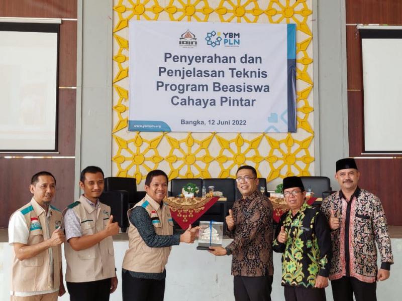 Penyerahan Plakat Kepada YBM PLN