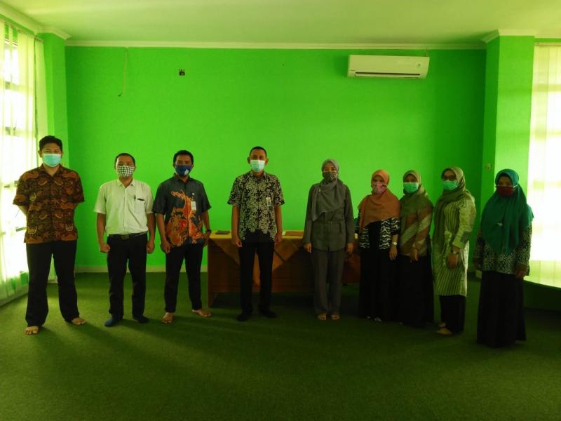 FOTO Bersama Kepala UPT Perpustakaan IAIN SAS Babel dengan Kepala UPT Perpustakaan UBB