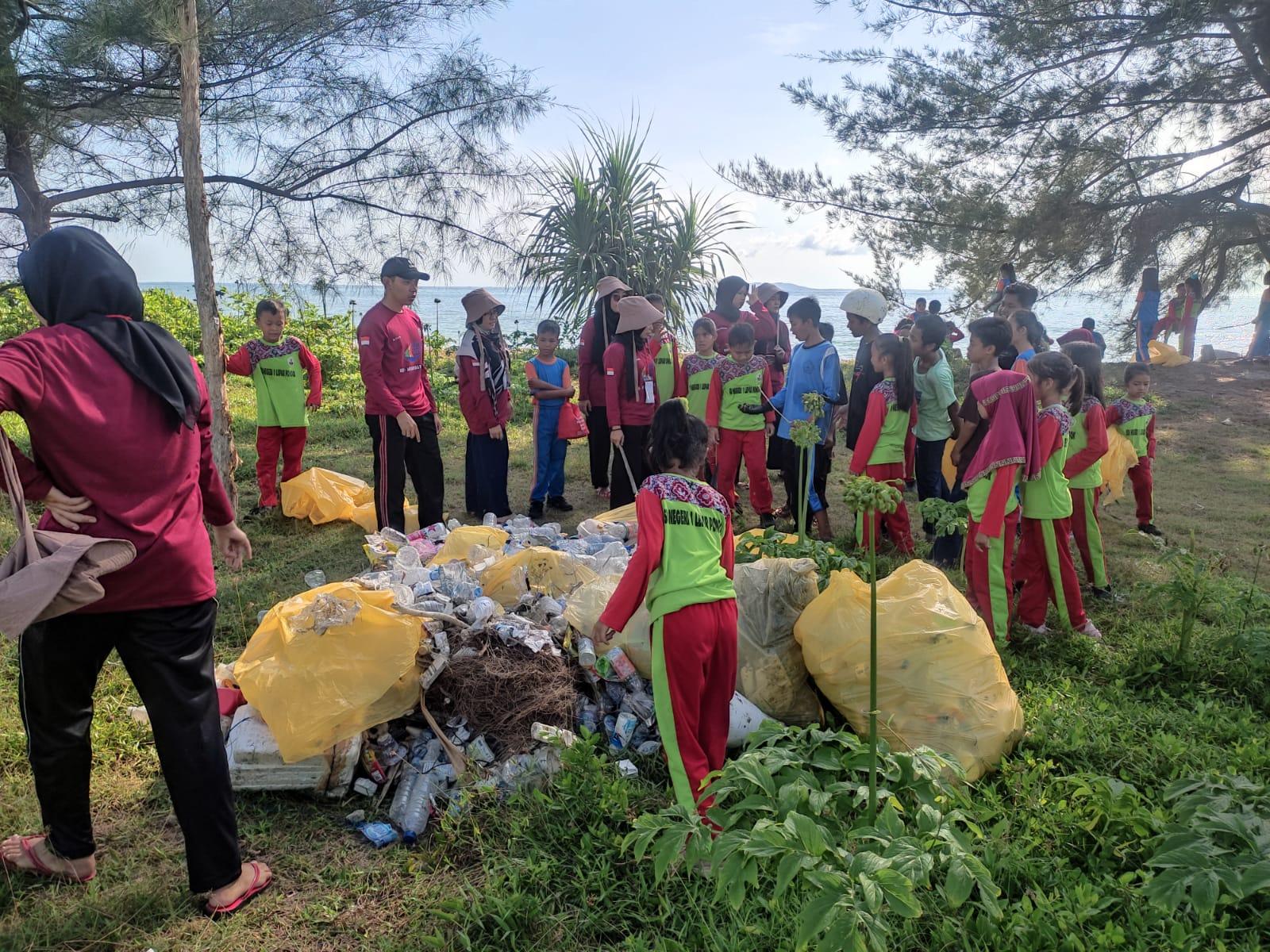 Word Clean Up Day, Pokdarwis dan Mahasiswa KKN IAIN SAS Babel Bersihkan Sampah di Pantai Lampu Tanjung Labu