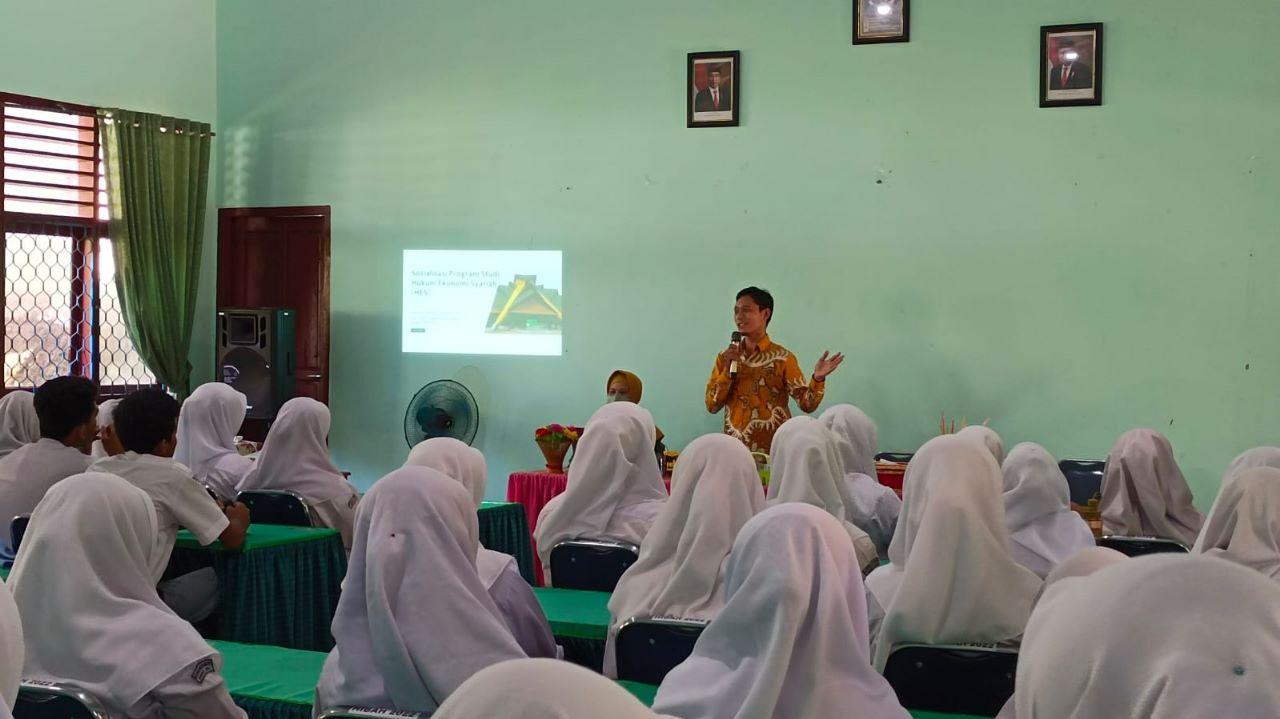 Prodi Hukum Ekonomi Syariah (HES) Adakan Sosialiasi di MAN 1 Muntok dan Pengadilan Agama Bangka Barat