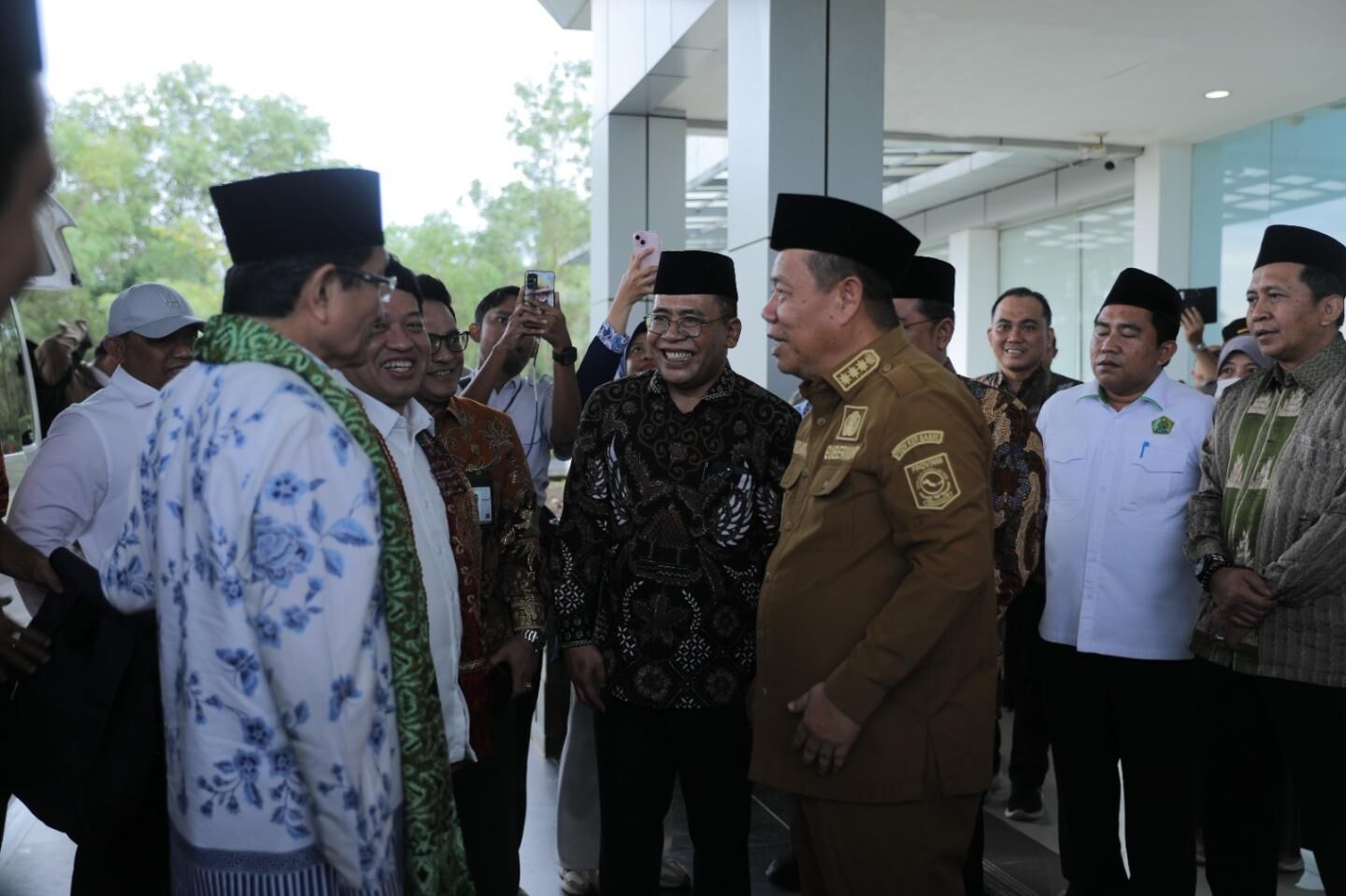 Rektor IAIN SAS Babel dan Gubernur Babel Jemput Kedatangan Menag RI