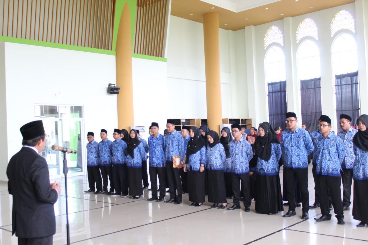 Rektor IAIN SAS BABEL Lantik Sejumlah PNS Baru