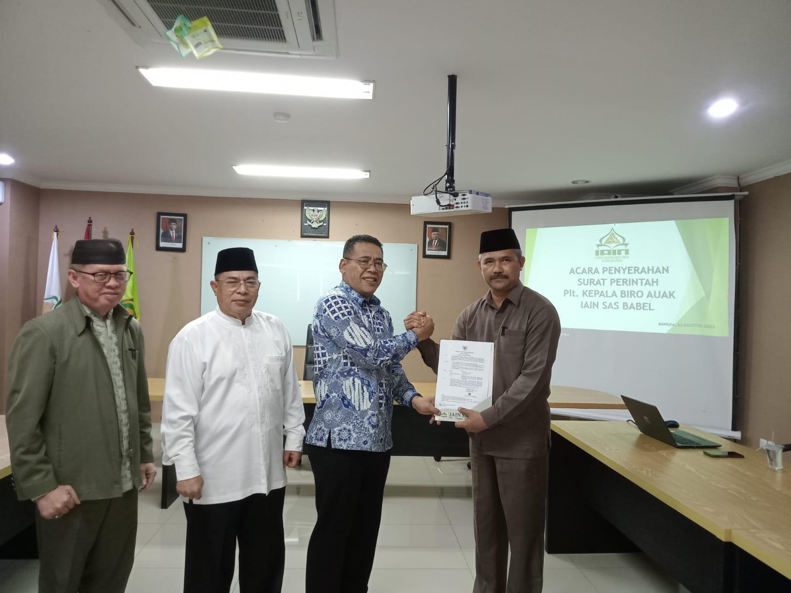 Rektor Serahkan Surat Perintah Penunjukan Plt. Kepala Biro AUAK IAIN SAS Bangka Belitung