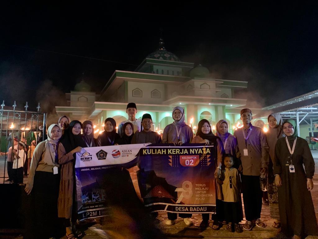 Sambut Maulid Nabi, Masyarakat Desa Badau  dan Mahasiswa KKN IAIN SAS Babel Gelar Pawai Obor