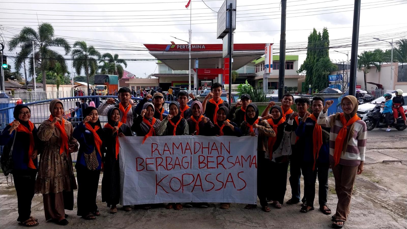 Semarak Remadan, Mahasiswa Kopassas IAIN SAS Bagikan Paket Takjil Gratis