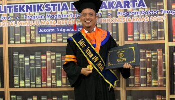 Anak Tukang Bangunan Jadi Wisudawan Terbaik Program Doktor Terapan Administrasi Pembangunan Negara