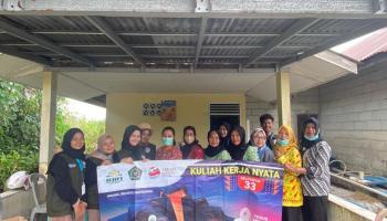Cegah Stunting Ala Mahasiswa KKN IAIN SAS Babel Desa Air Pelempang Jaya Dengan One Day One Egg Mix Melon Dan Leaflat