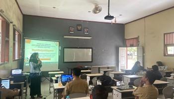 Dosen Teknologi Pendidikan IAIN SAS Babel berbagi ilmu kepada para guru di SMKN 1 Simpang Katis
