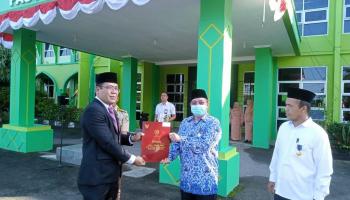 Dua ASN IAIN SAS Bangka Belitung Terima Penghargaan Satyalencana Karya Satya Dari Presiden RI