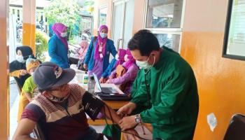 Dua Puluh Orang Peserta Penerima Vaksinasi Covid 19 Di Puskesmas Petaling