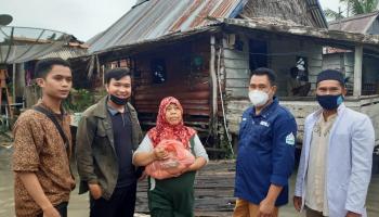 Formasi KIP-K IAIN SAS Babel Bagikan Sembako Kepada Korban Banjir