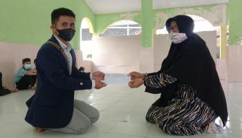Hima Prodi TBI dan Dema FT IAIN SAS Babel Salurkan Bantuan dari Hasil Penggalangan Dana