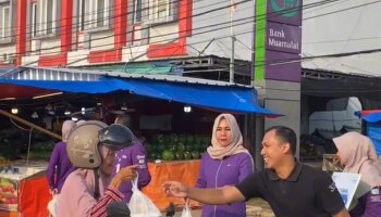 Jumat Berkah: Mahasiswa PKL FSEI IAIN SAS Babel Turut Serta Kegiatan Sosial Bank Muamalat Bersama BMM