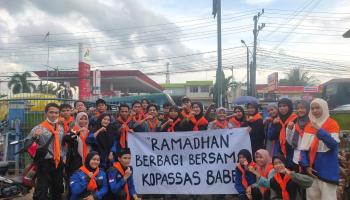 Tebar Keberkahan, Kopassas IAIN SAS Babel Gelar Bagikan Takjil  Kepada Pengendara