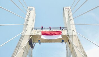 Kopassas IAIN SAS Babel Peringati HUT RI, Adakan Long March dan Kibarkan Bendera di Jembatan Emas