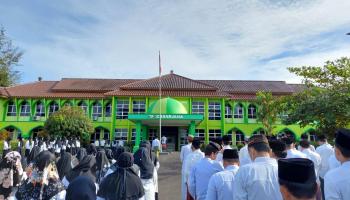 Laksanakan Upacara Peringatan Hari Santri dengan Khidmat