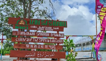 Mahasiswa KKN IAIN SAS Babel Desa Lenggang Dirikan Plang Berbagai Bahasa Dunia di Depan Replika Sekolah Laskar Pelangi