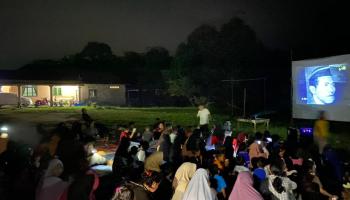 Mahasiswa KKN IAIN SAS Babel Ajak Warga Desa Krakas Nobar Film G 30 S/PKI
