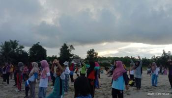 Senam Sehat Warga Dusun Kulur Timur Bersama Mahasiswa KKN IAIN SAS Bangka Belitung